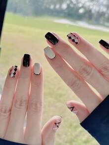 10 pezzi di unghie finte corte e quadrate, realizzate a mano, in stile bianco e nero, francese, Y2K, dolce e cool, semplice, a quadri, adatte per donne e ragazze, per l'autunno, l'inverno, festival e feste, e per l'uso quotidiano