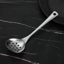 1 pieza Cucharón multiusos de acero inoxidable con textura martillada, colador - Diseño de boca ancha y gruesa, fácil de servir, mango ergonómico, herramienta duradera de cocina y comedor, apta para cocinar, olla caliente, servir platos, gachas