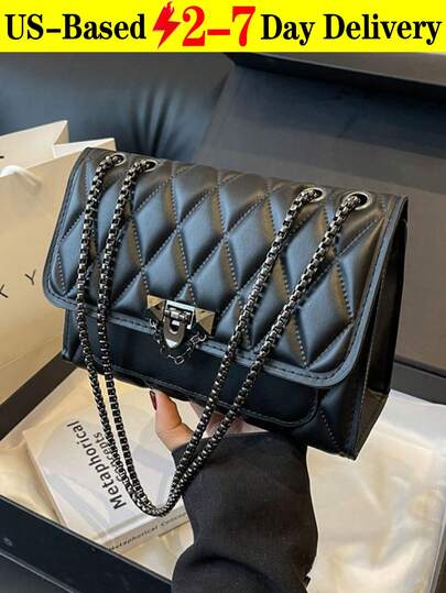 Bolso cruzado acolchado con inspiración vintage, con correa de cadena y cierre de giro. Bolso cuadrado mini estructurado de unicolor para llevar debajo del brazo o al hombro, versátil para el día y la noche en un estilo retro. Este bolso cruzado acolchado con inspiración vintage cuenta con una correa de cadena y un cierre de giro, diseñado como un bolso cuadrado mini estructurado de unicolor para llevar debajo del brazo o al hombro, perfecto como un bolso versátil de estilo retro para el día y la noche. Bolso cruzado acolchado, bolso con correa de cadena, bolso de hombro vintage, bolso cuadrado mini, cierre de giro, bolso debajo del brazo, bolso de estilo retro, bolso de día a noche, bolso estructurado, bolso de unicolor, bolso compacto, cruzado versátil, bolso de estilo antiguo, bolso de noche, bolso de hombro casual, bolso para salir, accesorio de mujer.