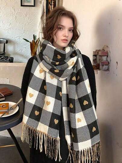 1条优雅心形格纹流苏围巾，适合冬季休闲穿着，也可作为情人节礼物搭配连衣裙。