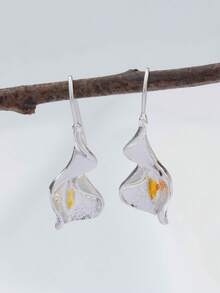 A Pair Of Two Tone Lily Flower Earrings For Women, Fashionable And Elegant Floral Earrings, Jewelry Accessories - A - View 1