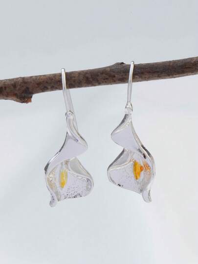 A Pair Of Two Tone Lily Flower Earrings For Women, Fashionable And Elegant Floral Earrings, Jewelry Accessories