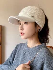 1 szt. Damska czapka beanie w jednolitym kolorze z metalowym logo, modna, uniwersalna, oddychająca, wygodna, składana, odpowiednia do codziennych dojazdów, na kemping, w podróż, na piesze wycieczki, do parków rozrywki, kawiarni, na farmę, na spotkania, na imprezy, do fotografii, na jesień/zimę