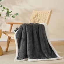 Coperta in pelliccia sintetica con trama jacquard di lusso, 1 pezzo - Ultra morbida, ipoallergenica e | Bordi con doppia cucitura per una maggiore durata | Caldo e accogliente in inverno per camera da letto/soggiorno | Lavabile in lavatrice - Grigio Chiaro - Visualizzare 3