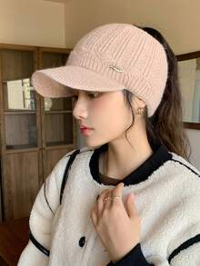 1 szt. Damska czapka beanie w jednolitym kolorze z metalowym logo, modna, uniwersalna, oddychająca, wygodna, składana, odpowiednia do codziennych dojazdów, na kemping, w podróż, na piesze wycieczki, do parków rozrywki, kawiarni, na farmę, na spotkania, na imprezy, do fotografii, na jesień/zimę