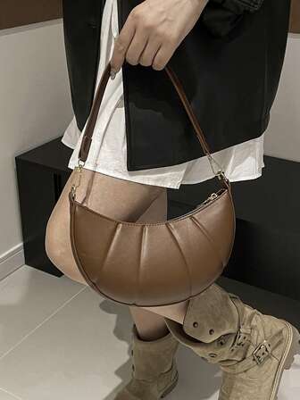 女士棕色皮革新月形单肩包 - 时尚绗缝设计，搭配金色金属配件，适合日常休闲使用