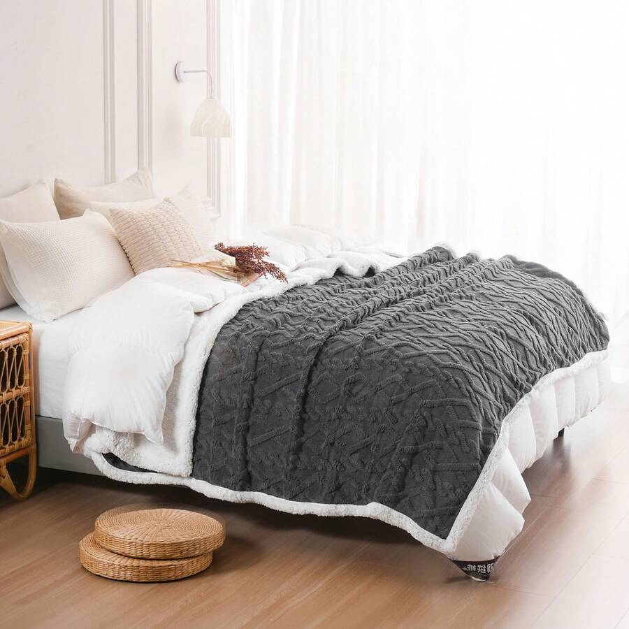 Coperta in pelliccia sintetica con trama jacquard di lusso, 1 pezzo - Ultra morbida, ipoallergenica e | Bordi con doppia cucitura per una maggiore durata | Caldo e accogliente in inverno per camera da letto/soggiorno | Lavabile in lavatrice - Grigio Chiaro - Visualizzare 1