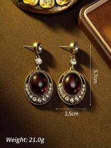 A Vintage Luxury Dual-Tone Gemstone Pendant Necklace And Earrings Set, Made Of Alloy Base With Gemstone Accents, Featuring A Delicate Dangling Design, Elegant And Luxurious, Perfect For Galas, Parties, And Holiday Celebrations