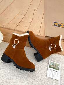 Botas Ankle Femininas, Novidade Outono/Inverno 2025 Bico Redondo, Camurça com Acabamento Felpudo, Fivela Pendente, Zíper Lateral, Botas Curtas, Casuais, Retrô Chiques, Versáteis para o Dia a Dia