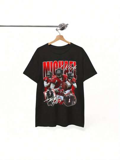 Camiseta gráfica del equipo de fútbol de Atlanta para hombres - Negra con siluetas de jugadores en rojo y blanco, texto "MICHAEL" y diseño de firma, manga corta, cuello redondo, ropa de todas las estaciones, ropa deportiva casual| Camiseta gráfica llamativa| Ajuste Cómodo, Camisetas de Fútbol