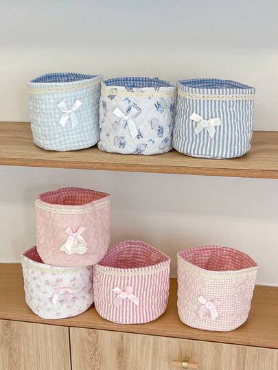 1个可爱条纹/格子/小熊图案化妆品收纳篮，饰有蝴蝶结丝带，多功能化妆品收纳盒，可收纳口红、刷子、护肤品、笔、护手霜、发夹、手机、耳机等。