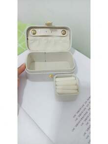 Mini boîte à bague portable, petit organiseur de bijoux pour les voyages - Étui cadeau  élégant et compact pour boucles d'oreilles, colliers et accessoires - Parfait pour les occasions spéciales, les vacances et l'utilisation quotidienne - Idéal pour les femmes et les filles à la recherche de solutions de rangement élégantes - Gardez vos bijoux libres et facilement accessibles avec cette jolie mini-boîte