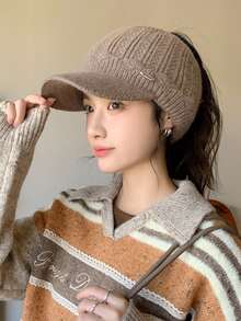 1 szt. Damska czapka beanie w jednolitym kolorze z metalowym logo, modna, uniwersalna, oddychająca, wygodna, składana, odpowiednia do codziennych dojazdów, na kemping, w podróż, na piesze wycieczki, do parków rozrywki, kawiarni, na farmę, na spotkania, na imprezy, do fotografii, na jesień/zimę