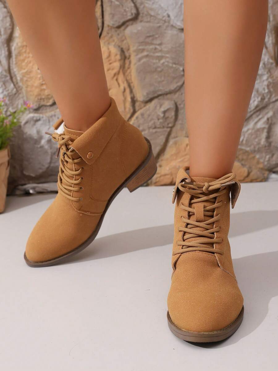 Botas com Tachas e Cadarços, Bico Fino, Salto Médio Grosso, Novos Modelos de Botas Curtas para Outono/Inverno para Mulheres