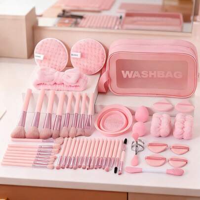 49件套化妆刷组合套装，包含眼影刷、眉刷、粉底刷、散粉刷、腮红刷、遮瑕刷和高光刷，采用超柔软优质合成毛，适合日常面部妆容。套装包含多种化妆刷，是理想的化妆工具套装，也是馈赠佳品。