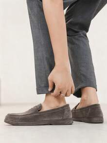 经典男士莫卡辛鞋，纯色麂皮一脚蹬便士乐福鞋，男士软皮鞋，绅士商务社交鞋，男士日常办公派对婚礼正式鞋，情侣约会，浪漫晚餐，节日礼物，返校学生休闲鞋，学院风。请选择大一码的尺码。