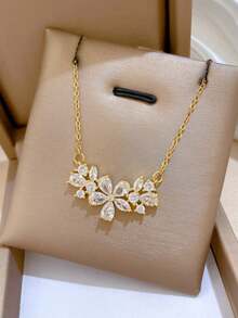 Ein süßer und einzigartiger Zirkonia-Blumen-Spitzenkette für Frauen, geeignet für den täglichen Outfit, Urlaubsreisen, Tragen beim Einkaufen, Spielen und Fotografieren.