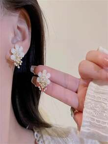 1 paire de boucles d'oreilles florales élégantes - design unique de faux perles blanches, convient pour les fêtes, les anniversaires et le port quotidien