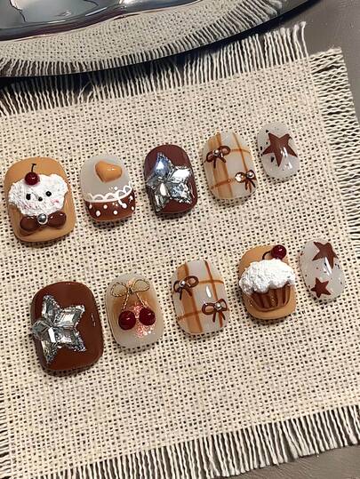 10片纯手工制作的按压式美甲贴片，短椭圆形，棕色，Y2K风格，卡通甜美精致，3D纸杯蛋糕装饰，星形蝴蝶结樱桃装饰，适合女性和女孩，秋冬季节庆派对、圣诞节及日常生活使用。