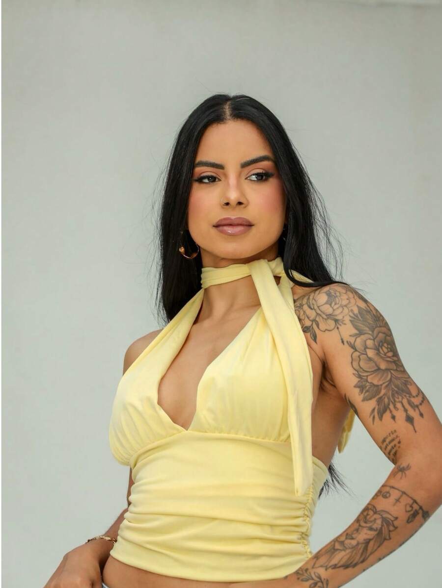 croped gola alta ajustavel multiforma feminino Simples    Costas nuas / sem costas  Vazado / cortado    Férias - Amarelo - Visão 1