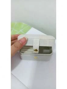 Mini boîte à bague portable, petit organiseur de bijoux pour les voyages - Étui cadeau  élégant et compact pour boucles d'oreilles, colliers et accessoires - Parfait pour les occasions spéciales, les vacances et l'utilisation quotidienne - Idéal pour les femmes et les filles à la recherche de solutions de rangement élégantes - Gardez vos bijoux libres et facilement accessibles avec cette jolie mini-boîte