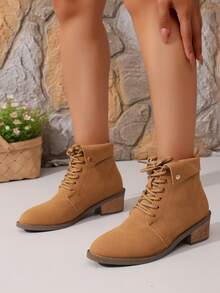 Botas com Tachas e Cadarços, Bico Fino, Salto Médio Grosso, Novos Modelos de Botas Curtas para Outono/Inverno para Mulheres