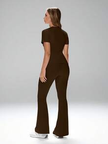 FWH "Tvåtdelat set för kvinnor för vardagsbruk: Basmodell, mångsidig och konservativ design. Lämplig för utomhuspendling, kontor, fitness och yoga. Har en söt och elegant, mild stil, smal passform med midjeåtdragande elastiskt tyg. Rund halsringning med kortärmad topp i kombination med högmidjade, magkontrollerade, mikro-flare sportbyxor för benförlängande effekt." - Brun - Visa 2