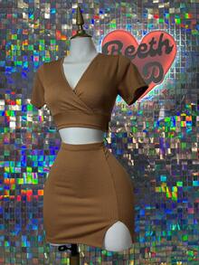 Conjunto de top corto con diseño cruzado en el cuello y lazo en la espalda y falda con abertura - Marrón Mocha - Ver 2