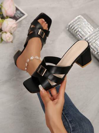 Plusstorlek kvinnors fyrkantiga tå ihåliga metallspänne bekväma enkla tjocka klackar, avslappnade chica utomhussemester strand sommarskor