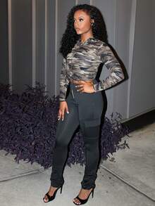 Steph T هوديي قصير بسحاب وطبعة كامو للنساء - متعدد الألوان - مشاهدة 4