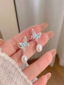 1 paire de boucles d'oreilles à gland avec faux perles et papillon bleu, à la mode et élégantes, convenant pour le port quotidien des femmes/cadeau de la Saint-Valentin/décoration de fête