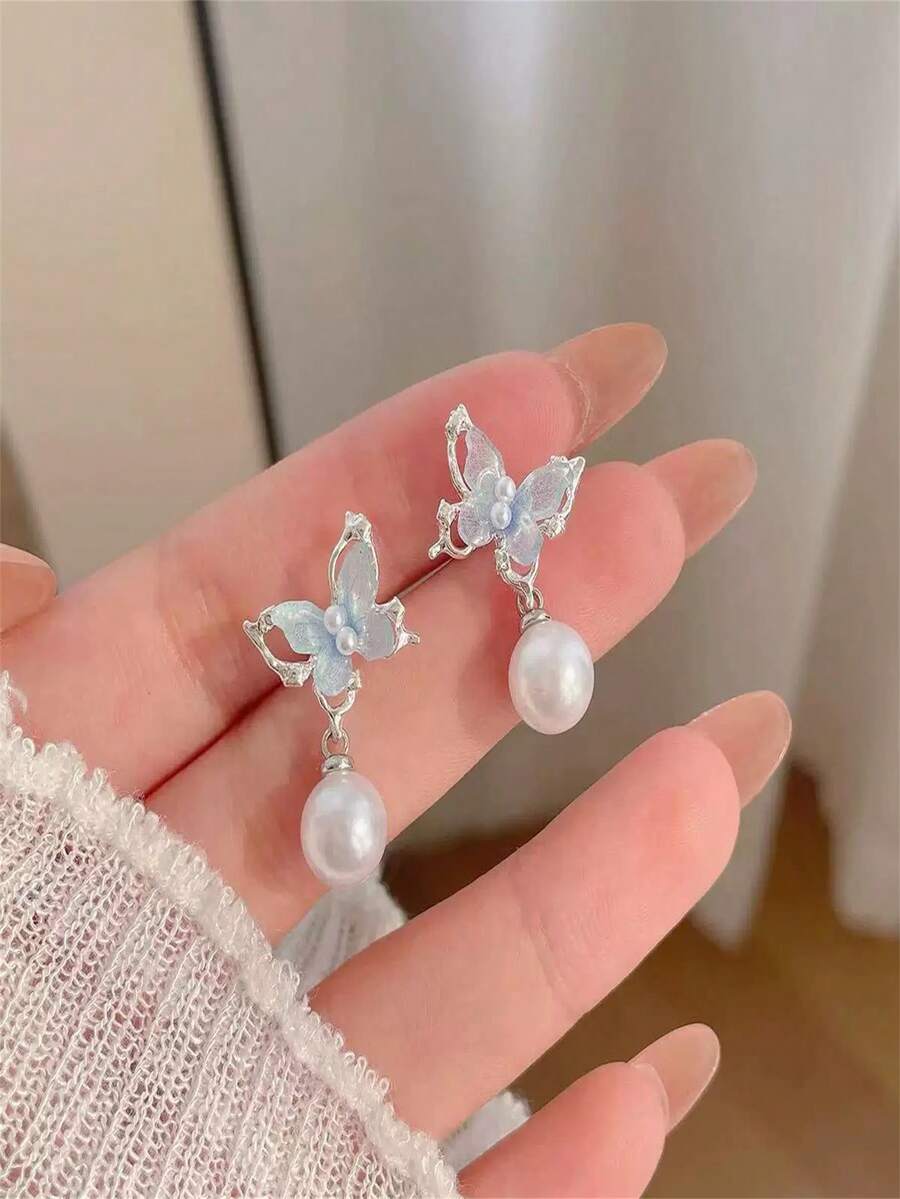 1 paire de boucles d'oreilles à gland avec faux perles et papillon bleu, à la mode et élégantes, convenant pour le port quotidien des femmes/cadeau de la Saint-Valentin/décoration de fête