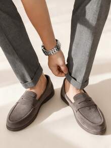 经典男士莫卡辛鞋，纯色麂皮一脚蹬便士乐福鞋，男士软皮鞋，绅士商务社交鞋，男士日常办公派对婚礼正式鞋，情侣约会，浪漫晚餐，节日礼物，返校学生休闲鞋，学院风。请选择大一码的尺码。