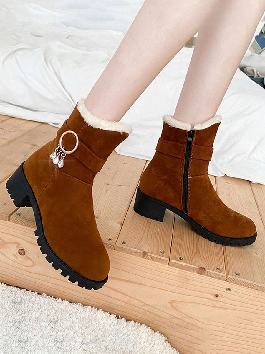 Botas Ankle Femininas, Novidade Outono/Inverno 2025 Bico Redondo, Camurça com Acabamento Felpudo, Fivela Pendente, Zíper Lateral, Botas Curtas, Casuais, Retrô Chiques, Versáteis para o Dia a Dia