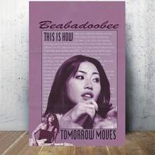 [2D Flat] 1pc Beabadoobee Canvas Wall Art Poster - 12x18 Inches, Framed Music Star Print With Purple Background, Ideal For Bedroom, Office, Living Room, Cafe Decor, Bedroom Wall Decor | Vintage Music - 黑色 - 查看 2