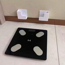Estante de almacenamiento para báscula de pared - Instalación adhesiva sin costuras, organizador de plástico duradero y ahorra espacio, adecuado para baño y gimnasio en casa, soporta hasta 10kg, almacenamiento y organización de baño, diseño elegante, estructura resistente, compartimento de almacenamiento