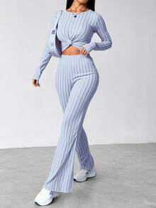 Conjunto de dos piezas de top corto de manga larga a rayas y pantalones acampanados para mujer, estilo informal, elástico y de moda. - Azul - Ver 1