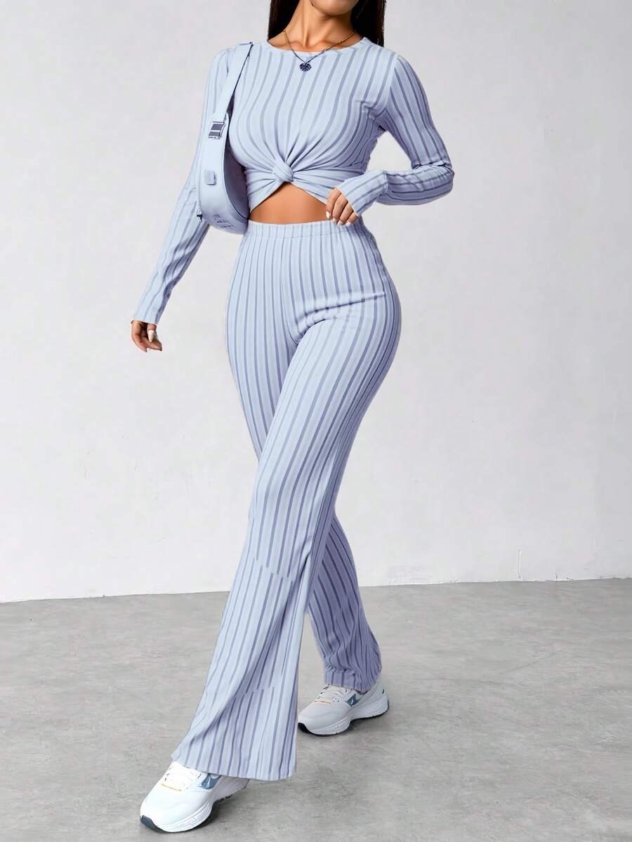 Conjunto de dos piezas de top corto de manga larga a rayas y pantalones acampanados para mujer, estilo informal, elástico y de moda. - Azul - Ver 1