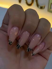 24 pegatinas de uñas con forma de almendra en un estampado de leopardo retro con polvo brillante y un diseño de color nude para la temporada de otoño e invierno. Este es un set de pegatinas de uñas. Consta de pegatinas de uñas adhesivas de acrílico lisas y brillantes, así como uñas postizas. Es adecuado para citas, fiestas, trabajo diario, fiestas de Año Nuevo, etc. de las damas, añadiendo a tu encanto.