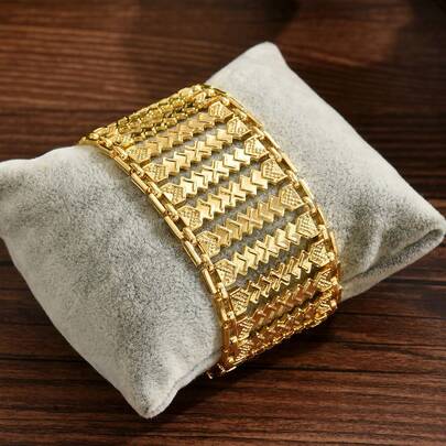 1pc Vintage Palace Style Women's Handmade Delicate Carved Gold-Plated Bracelet, Jewelry Wrist Accessory, Gift For Friends Birthday