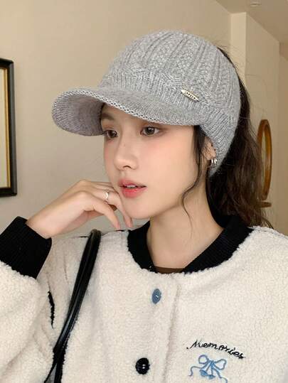 1 szt. Damska czapka beanie w jednolitym kolorze z metalowym logo, modna, uniwersalna, oddychająca, wygodna, składana, odpowiednia do codziennych dojazdów, na kemping, w podróż, na piesze wycieczki, do parków rozrywki, kawiarni, na farmę, na spotkania, na imprezy, do fotografii, na jesień/zimę