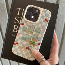 1 pieza Funda de teléfono de material TPU con diseño de oso de cereza a cuadros azul y blanco con lazo, compatible con iPhone 17 Pro Max/17/16 Pro Max/15/13/12/11, S20 FE/A15/S24/A55, Redmi Note 11/12/13 Pro, protección corporal completa a prueba de golpes y suave