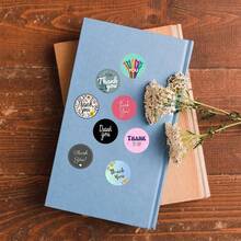 500 pegatinas/Rollo Pegatinas de rollo de garabatos de agradecimiento. 8 patrones no repetitivos, adecuados para la decoración DIY de cajas de embalaje, libros, computadoras y fundas de teléfonos móviles