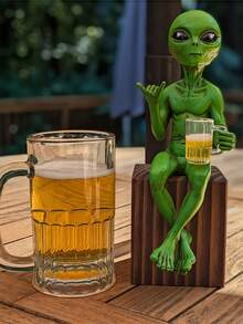 外星人喝啤酒摆件 - 趣味十足的太空主题摆件，绿色外星人手持啤酒杯。非常适合摆放在书桌或书架上，是科幻迷的完美礼物 | 独特的外星人设计 | 精湛的工艺，外星人小雕像 - 彩色 - 查看 2