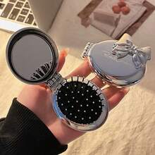 1支蝴蝶结折叠旅行梳，带镜子，干湿两用，便携旅行，发刷，梳子，美发工具，美发产品及配件，理发沙龙美容旅行必备，返校季，旅行度假必备，女士美发配件，刷子，发刷，边缘刷，梳发，梳子，解结刷，球形刷，迷你发刷，发刷套装，木梳，梳子，后梳，发刷，边缘刷，梳发，发刷套装，梳子，迷你发刷，解结刷，美发产品，美发工具，美发用品，护发，卷发刷，理发师，理发配件，美发设备，小梳子，迷你发刷，旅行必备，发型，美发，发刷，后梳，造型刷，卷发刷，边缘刷，发刷，梳发，发刷套装、梳子、卷发梳、解结梳、女士发梳、头发、旅行、美发产品、美发工具、美发用品、理发师、理发配件、理发店、美发设备 - 裸色 - 查看 11