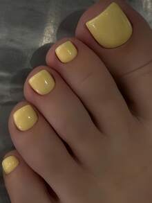 48片黄色纯色亮面人造指甲，浅黄色，适用于手指和脚趾，是DIY纯色美甲的理想之选，也适合约会和日常使用。可重复使用的按压式指甲套装，包含果冻胶和指甲锉。果冻胶颜色随机发货。