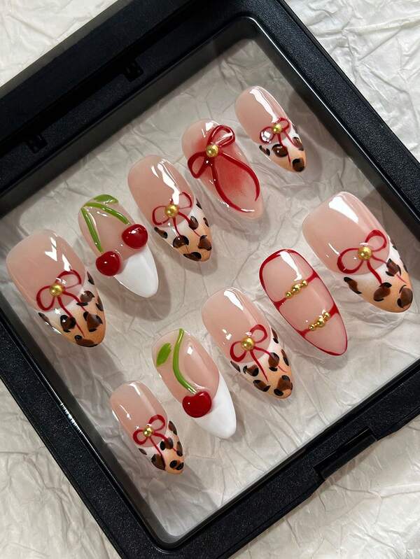 10 Stück Leopard Französisch Mandel handgefertigte Aufklebe-Nägel, Mädchen Herbst und Winter Nägel, dekoriert mit 3D roten Kirschen und Schleifen Relief Muster, Französische Fingerspitzen und mit Goldperlen dekorierte Acryl Nail Art Zubehör, sehr geeignet für Alltag, Hochzeit, Weihnachten, Neujahr, perfektes Geschenk für Frauen und Mädchen