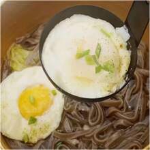 Vaporera de huevos de acero inoxidable con mango negro - Herramienta de cocción rápida y fácil para huevos cocidos blandos, accesorio de cocina compacto para uso doméstico