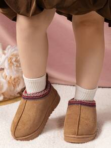 1 paire de bottes pour enfants, nouvelles bottes de neige coréennes à la mode en hiver, fourrées et épaisses, bottes basses pour tout-petits, chaussures plates antidérapantes pour filles, avec décoration de bordure fleurie brodée