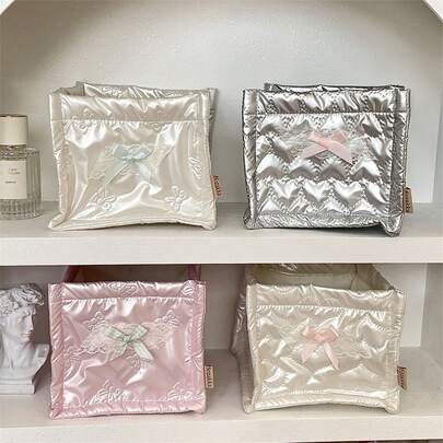 Joli panier de rangement rose en forme de ruban 3D ou de cœur, parfait pour la décoration de Noël et des fêtes. Il est conçu pour réduire l'encombrement sur le bureau et est imperméable, le rendant idéal pour ranger les cosmétiques, organiser les pinceaux et les produits de soins de la peau, et comme décoration de bureau. Il peut également être utilisé comme étagère de rangement pour les cosmétiques, panier en plastique, panier à jouets, décoration de la maison et de la chambre, en faisant un excellent cadeau.